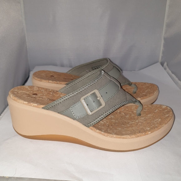 cloud slippers by clarks